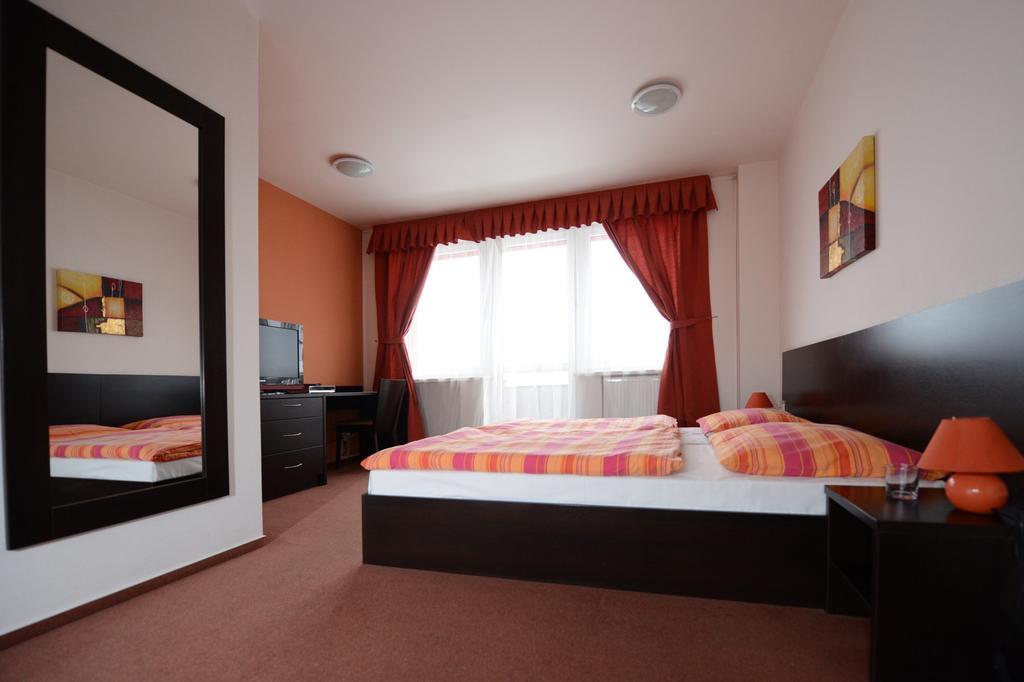Garni Hotel Fellini Žiar nad Hronom Zimmer foto